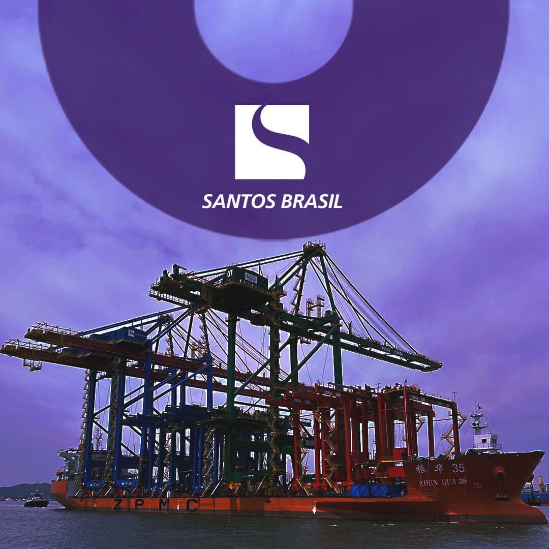 Navio no porto e logo da Santos Brasil.