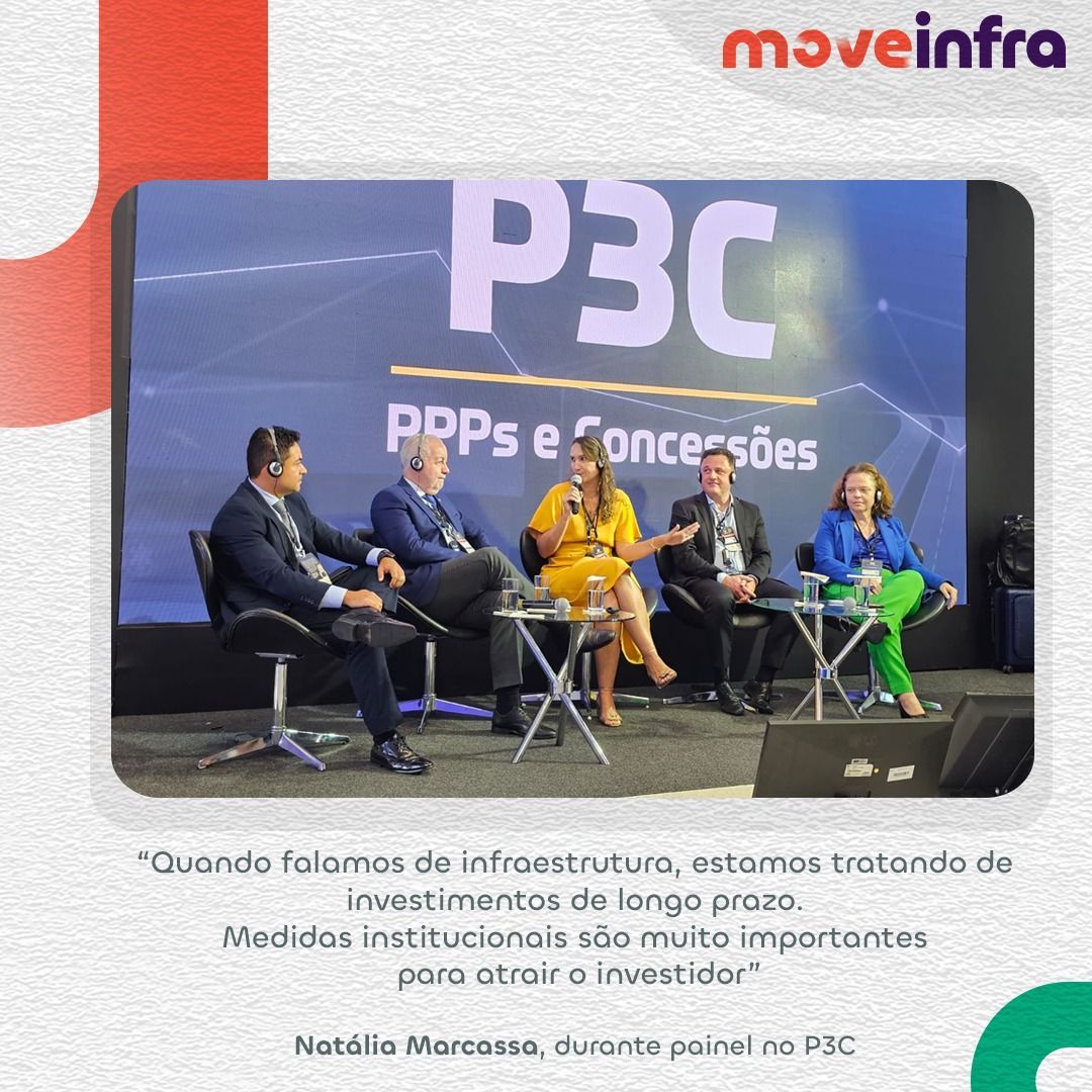 Um grupo de pessoas sentadas em frente a uma placa que diz p3c