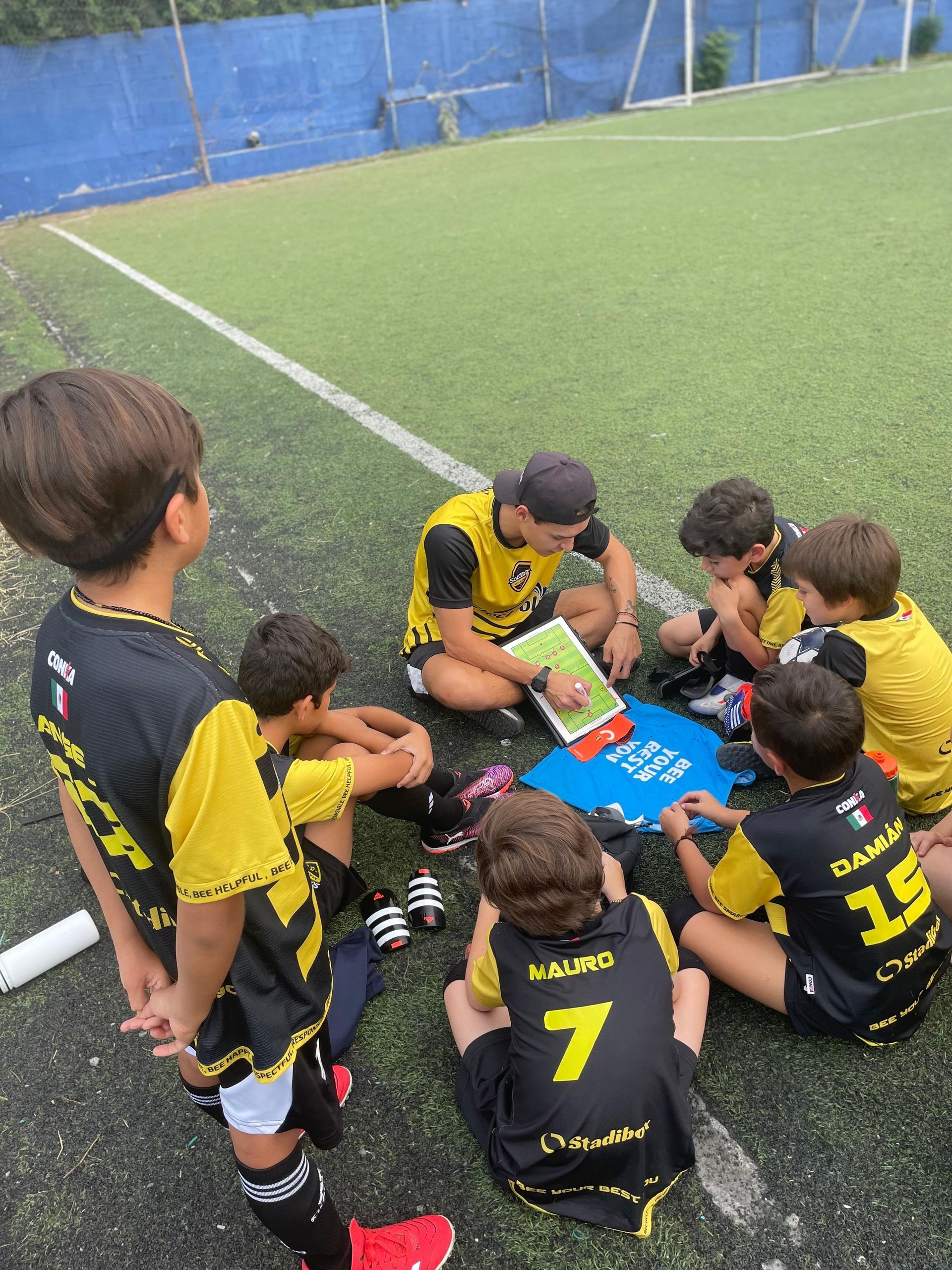 Niños SoccerBEE Academy