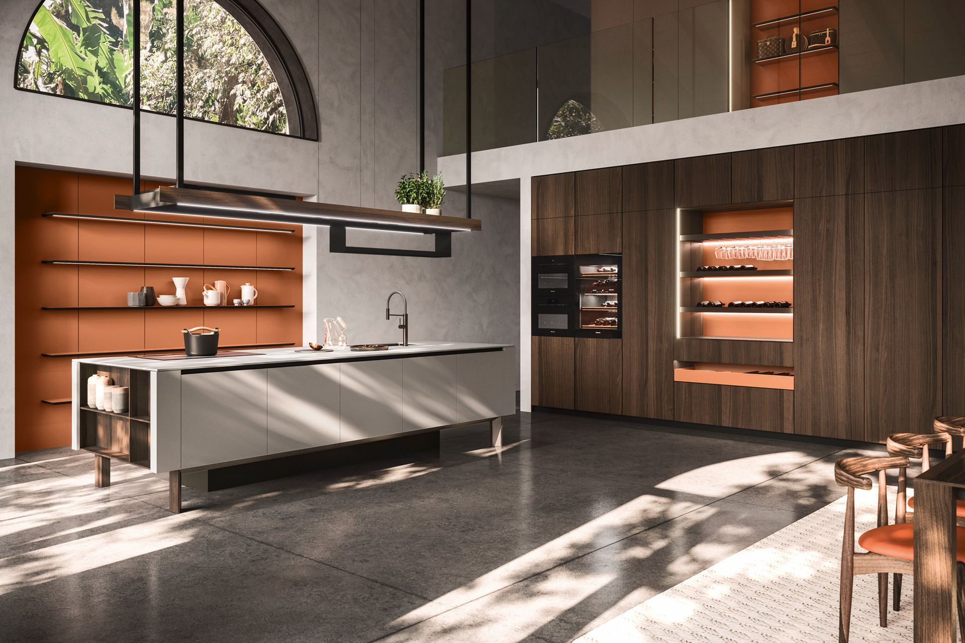Cucina moderna con dettagli arancioni, isola grigia, mobili in legno e ampie finestre.