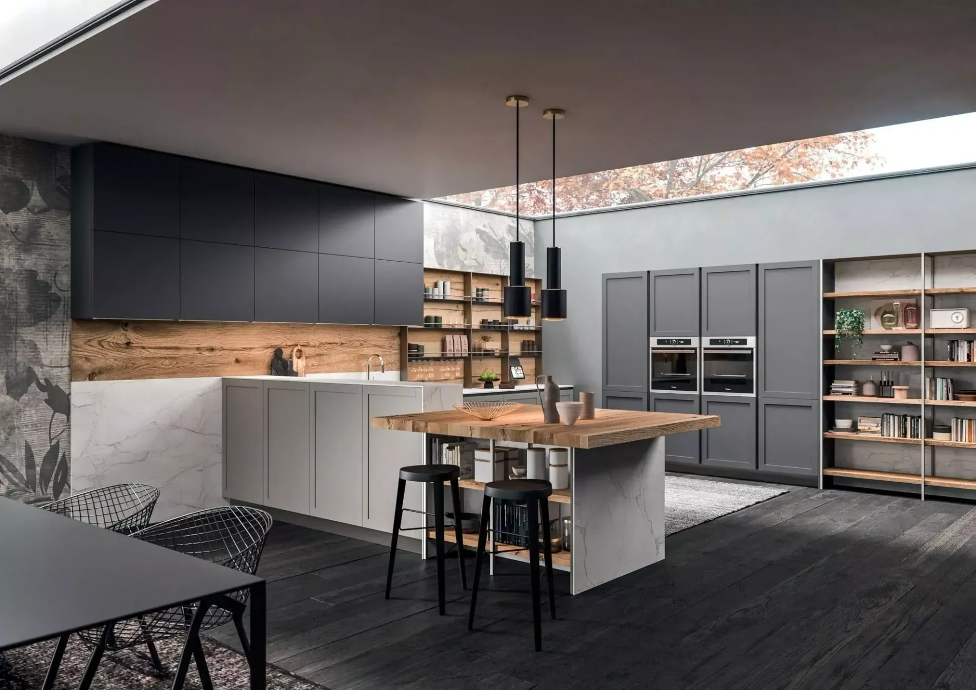 Cucina moderna con mobili grigi, isola in legno e pavimento in legno scuro.
