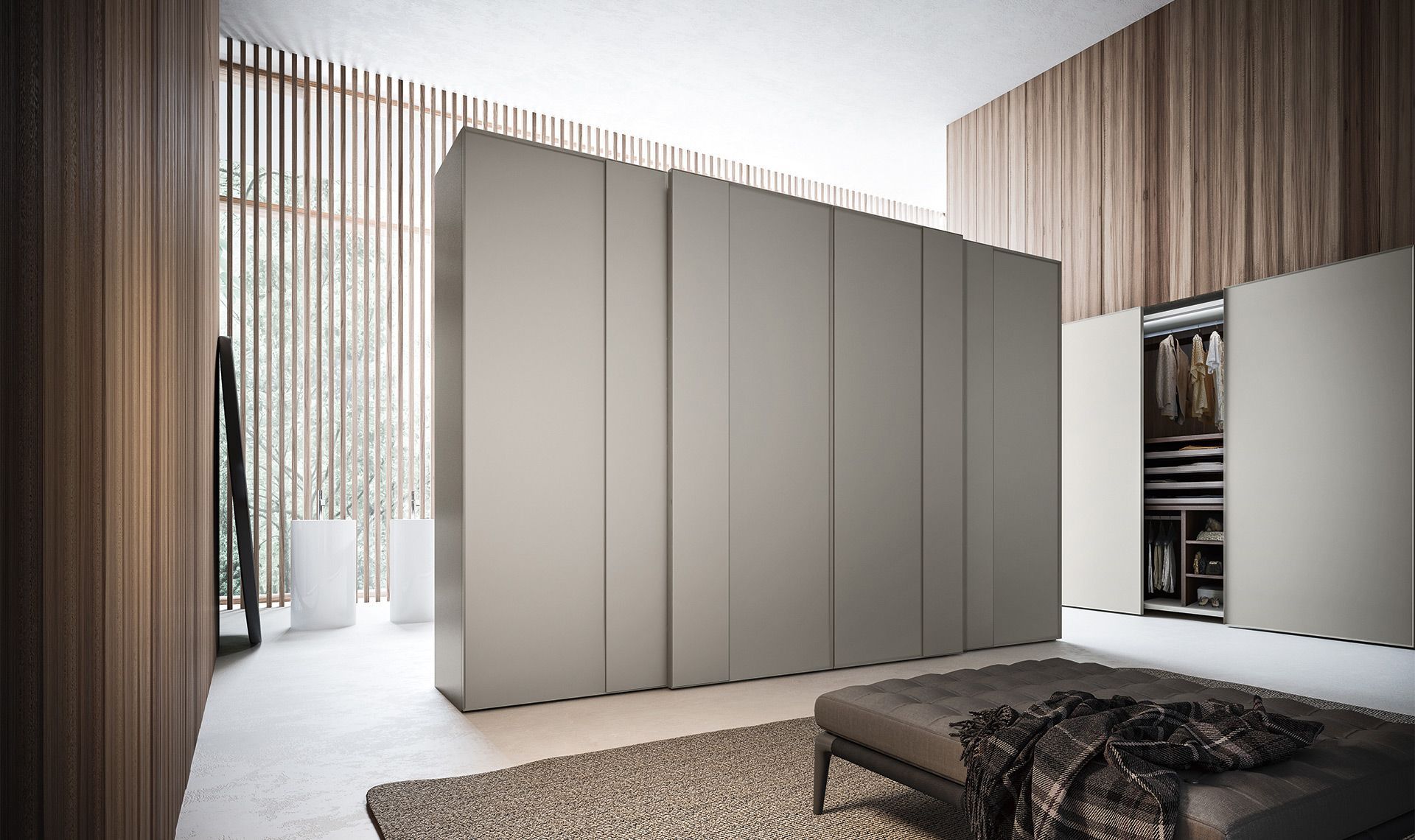 Camera da letto moderna con grandi ante dell'armadio dai toni neutri, pareti in legno e una finestra.