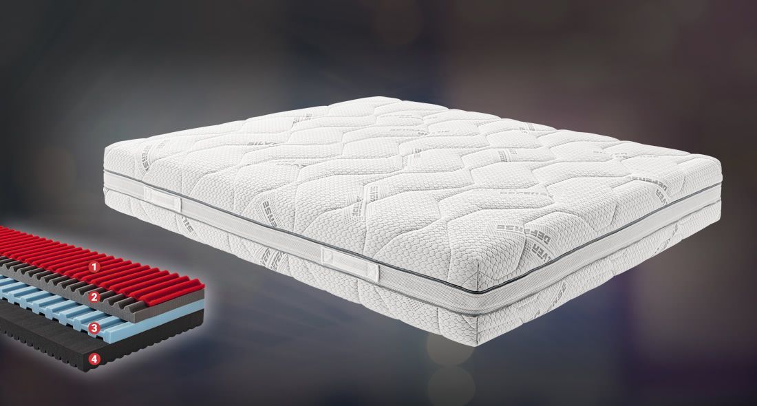 Camera da letto moderna con letto grigio, testiera in legno, tappeto scuro e ampia finestra.