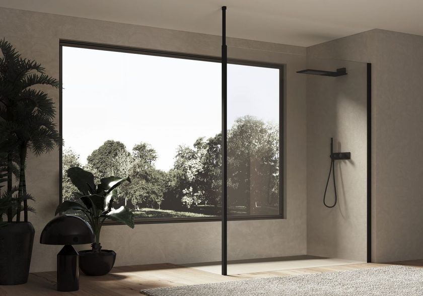 Bagno moderno con box doccia in vetro, ampia finestra e sanitari neri.