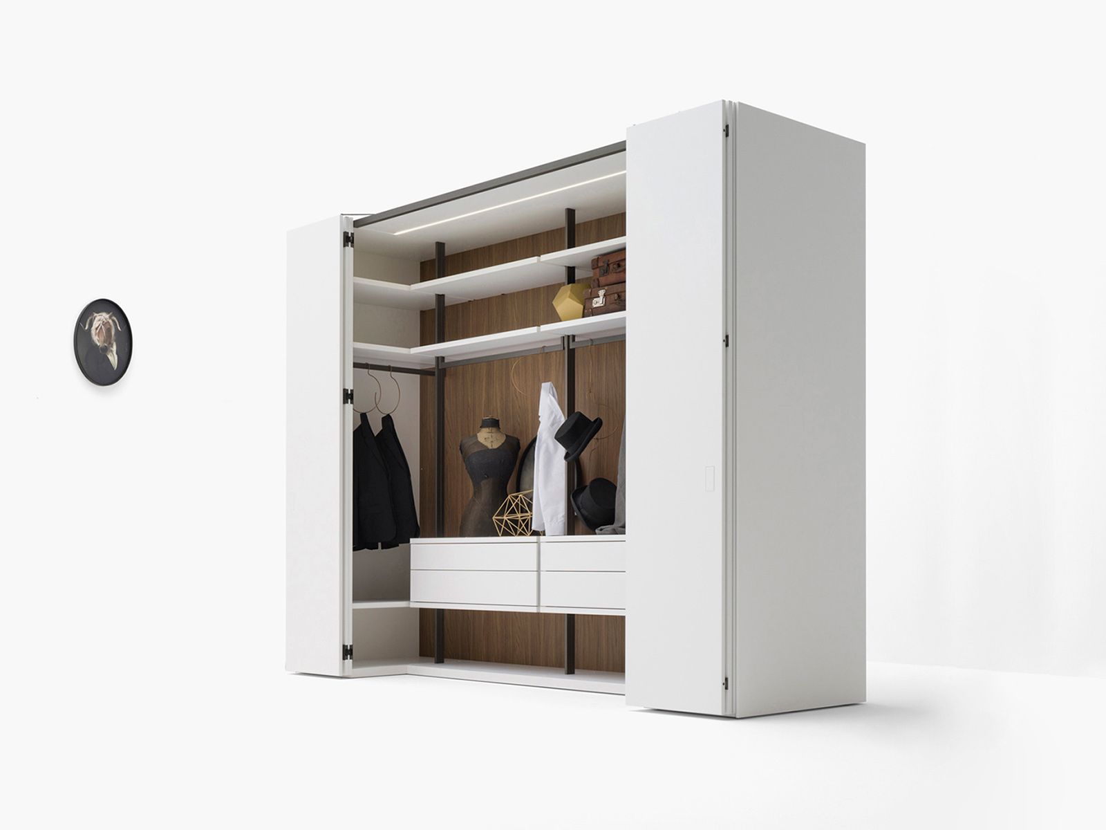 Mobiletto moderno bianco per ingresso con ante aperte, ripiani e appendiabiti.