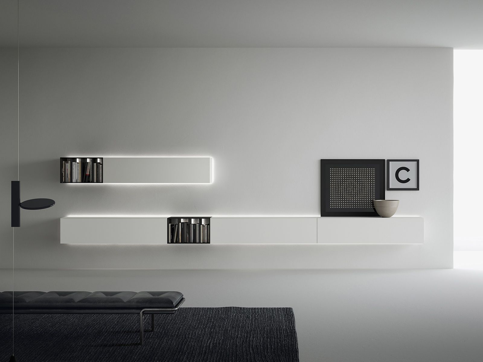 Moderne mensole bianche a parete con luci e decorazioni integrate. In primo piano una panca scura.