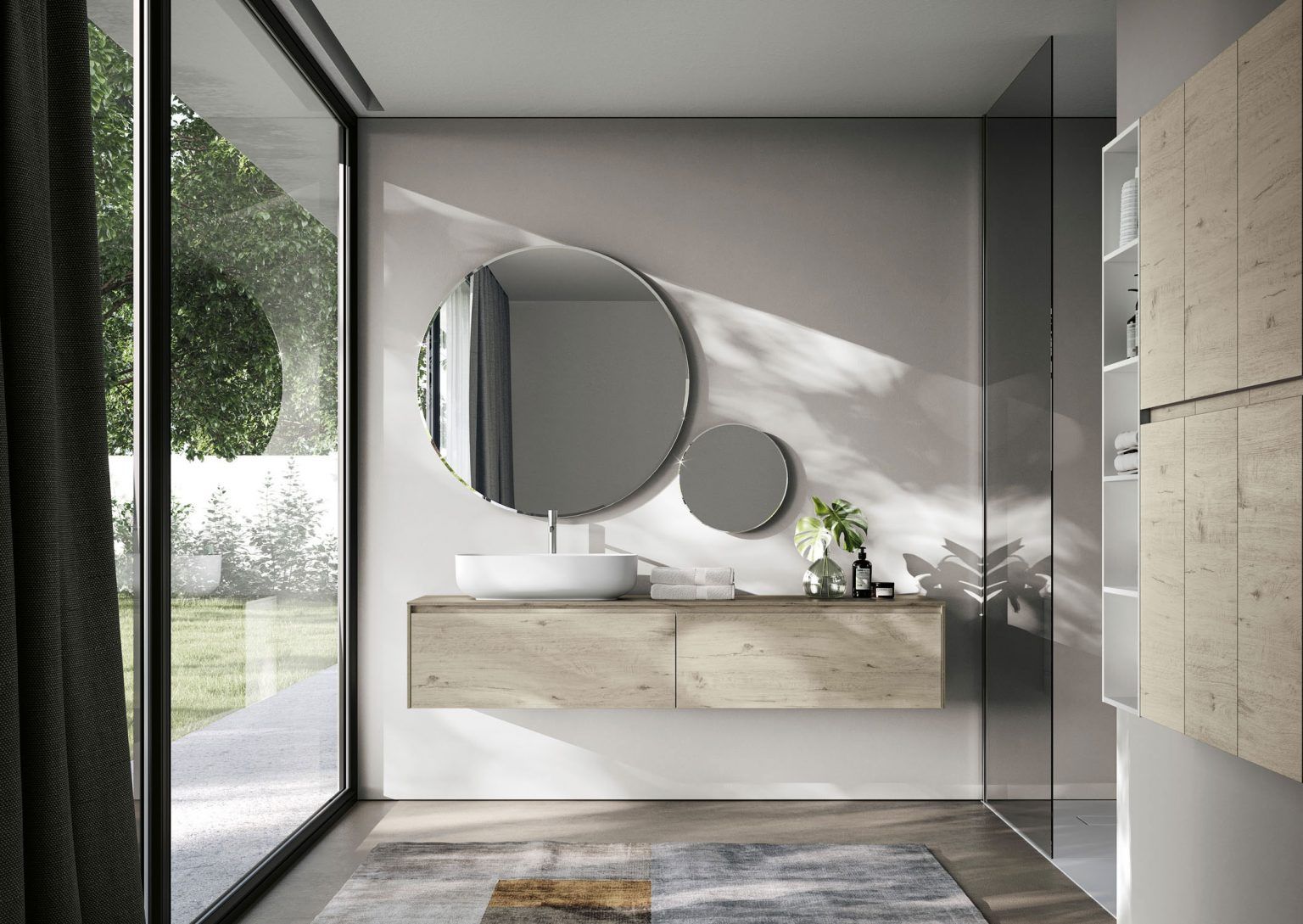 Bagno con mobile lavabo sospeso in legno, specchi circolari e ampia finestra con vista sul cortile.
