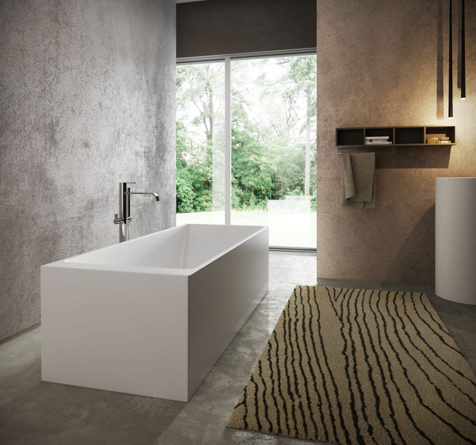 Bagno moderno con vasca rettangolare bianca, finestra e pareti strutturate.