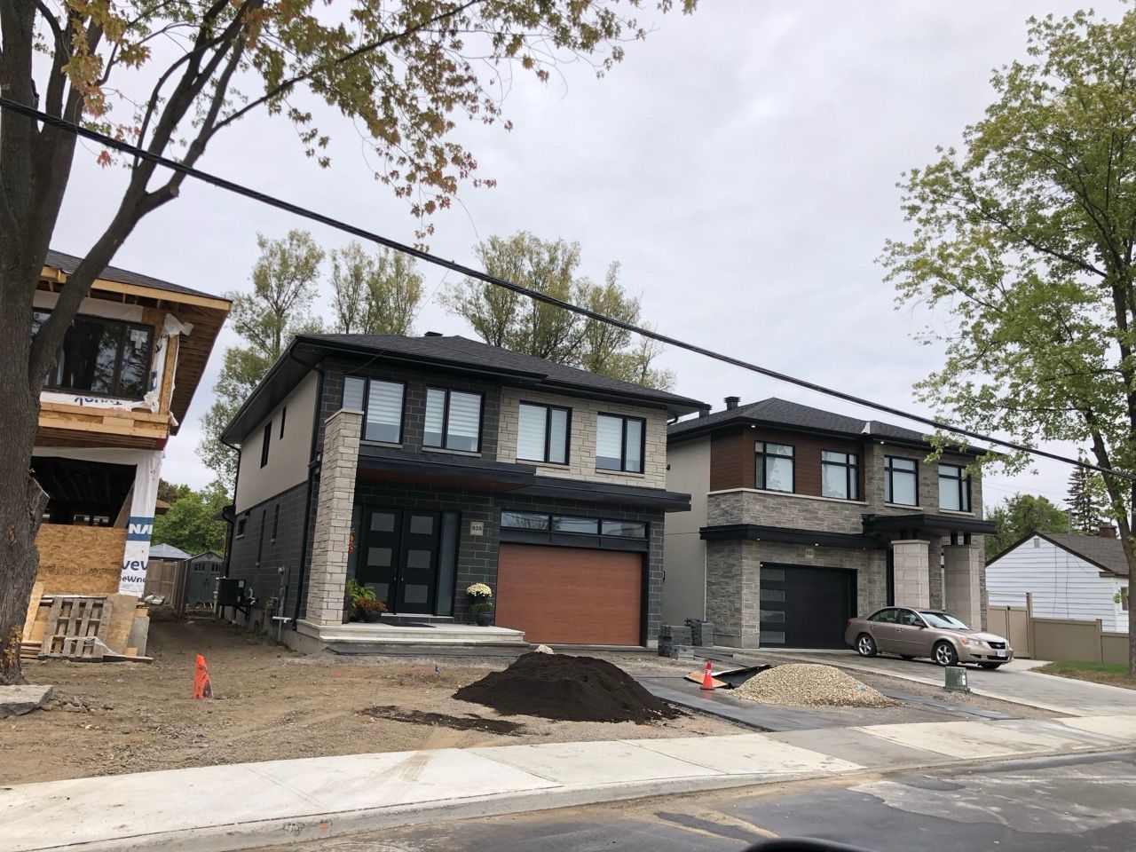 Deux maisons modernes en construction par temps nuageux.