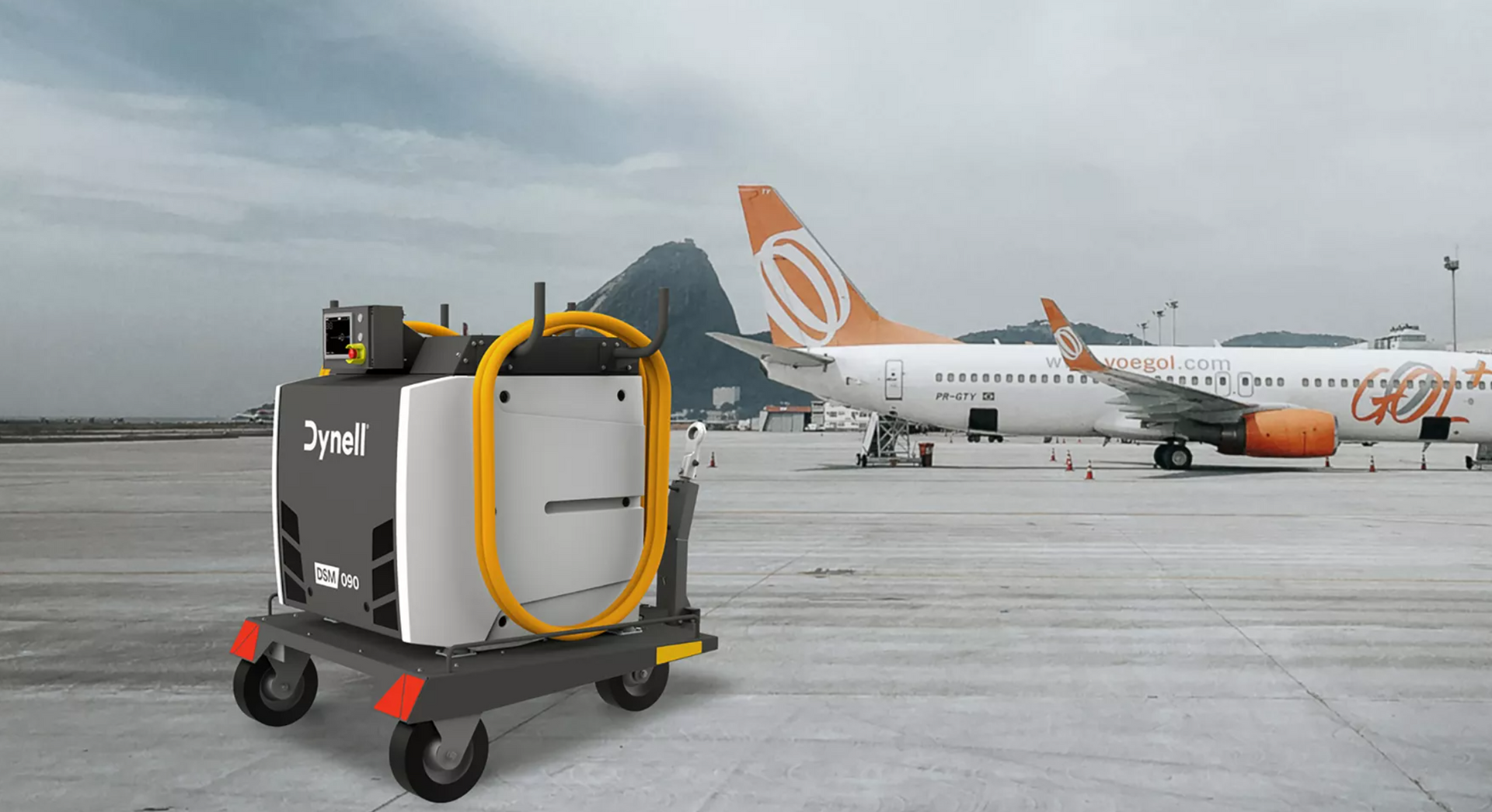Un avion orange et blanc est garé à côté d'un chariot