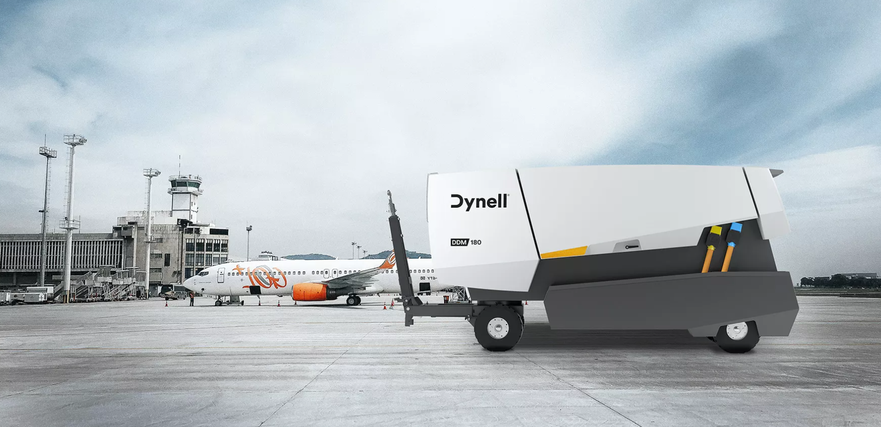 Un camion tire un avion sur une remorque dans un aéroport.