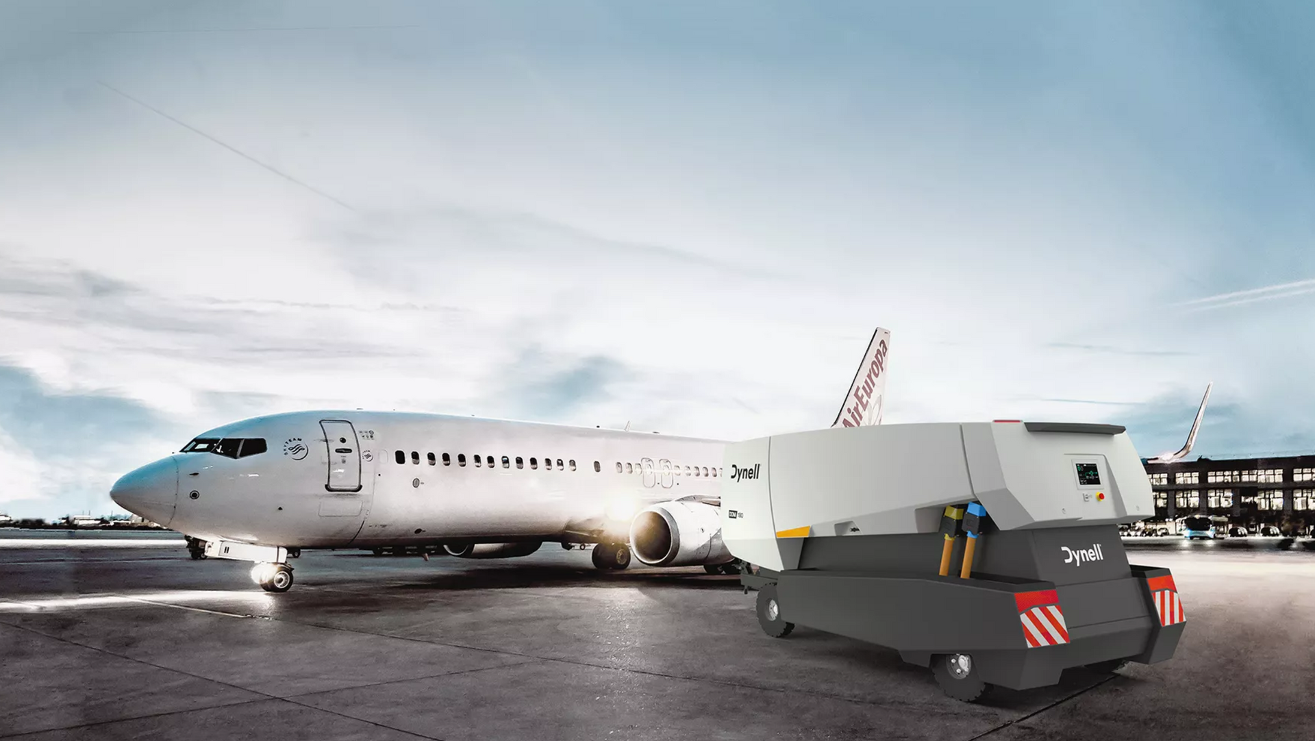 Un avion est remorqué par une remorque dans un aéroport.