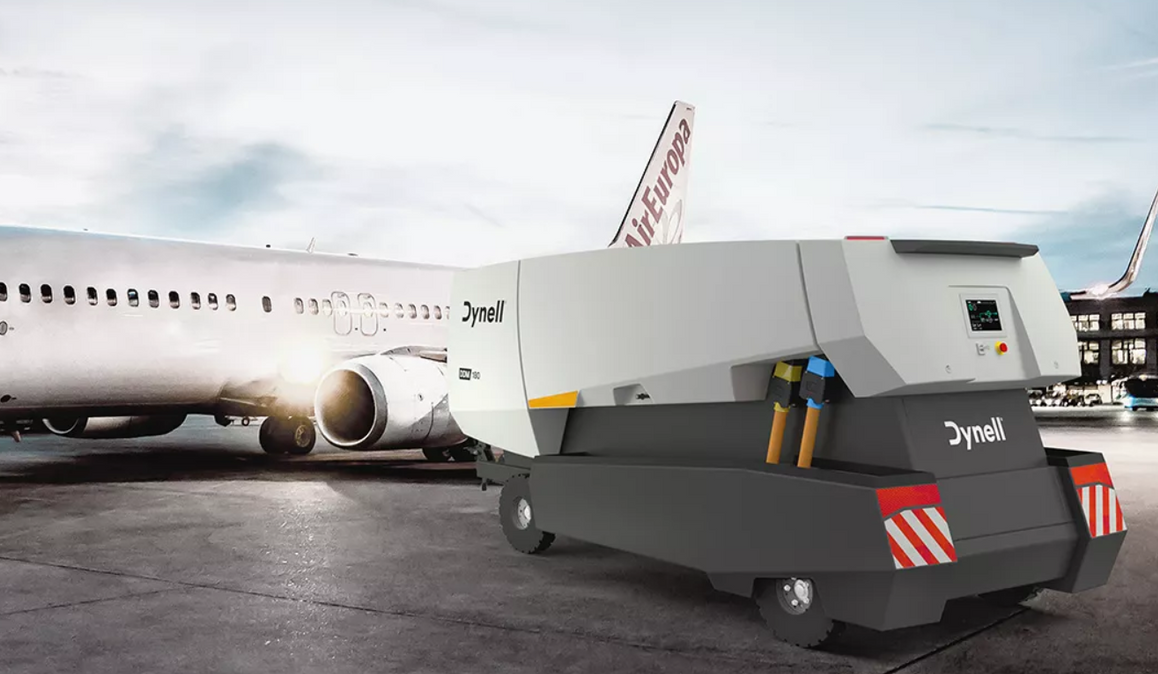Un avion est ravitaillé par un camion-citerne