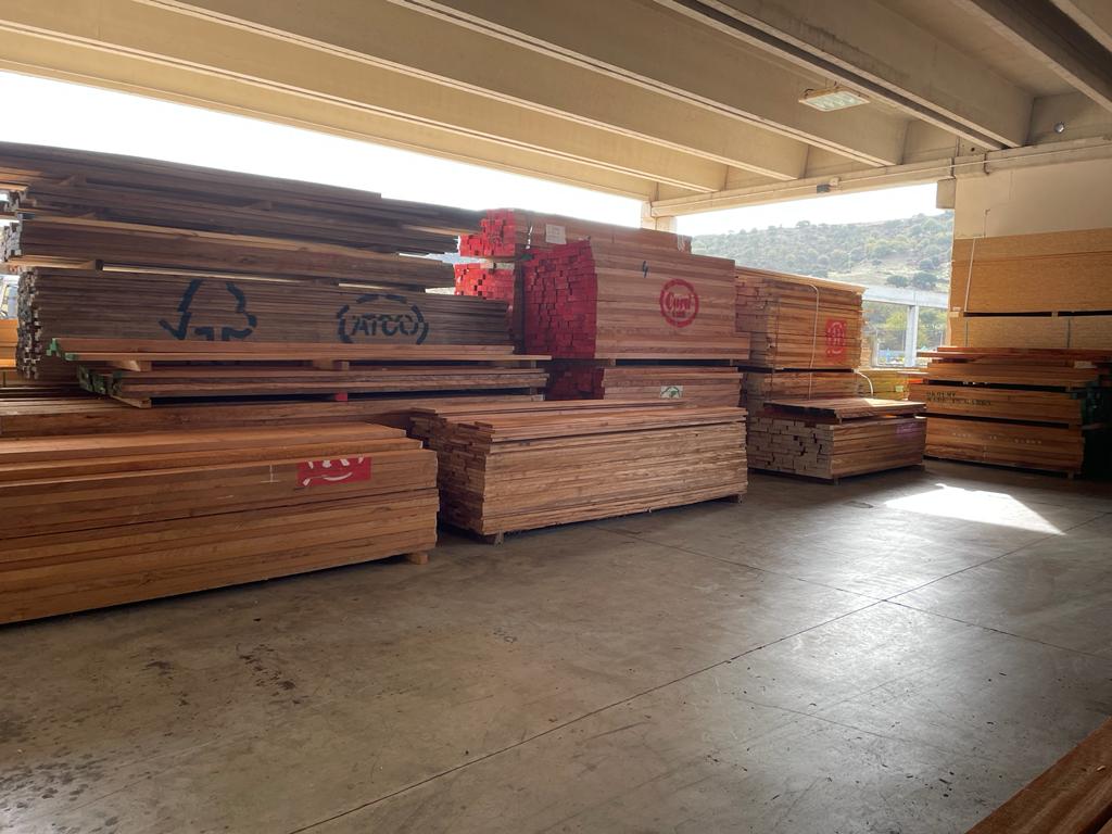 Magazzino con legno
