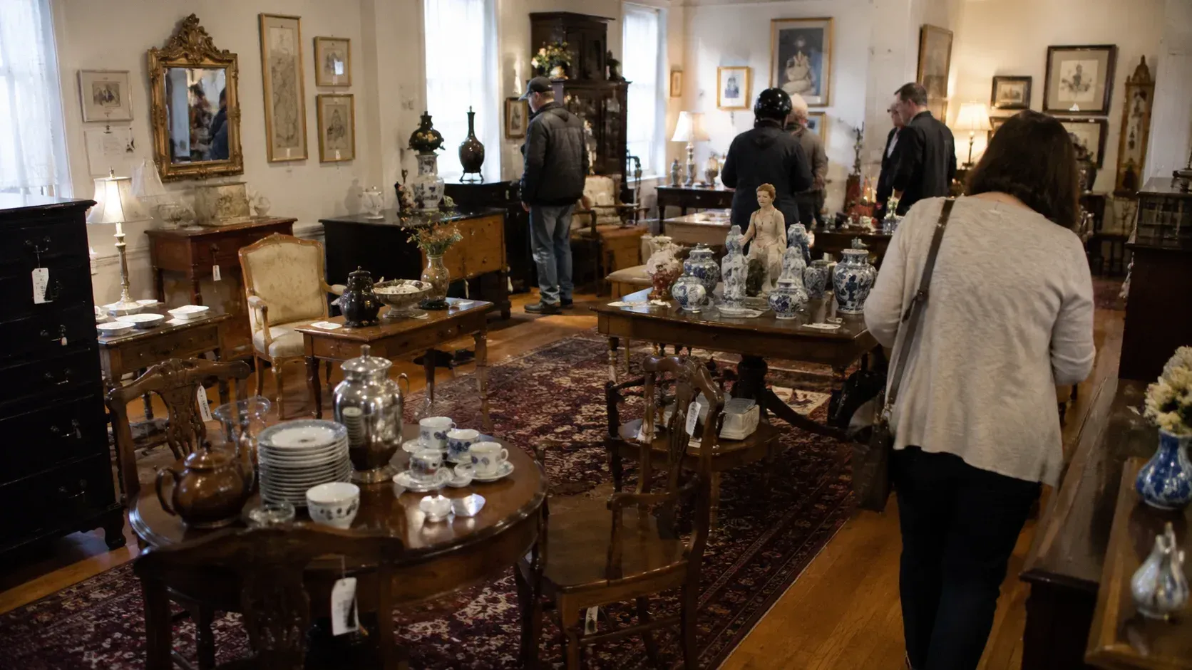 What should you expect during an estate sale in Lafayette Parish, Louisiana? Guide & tips.