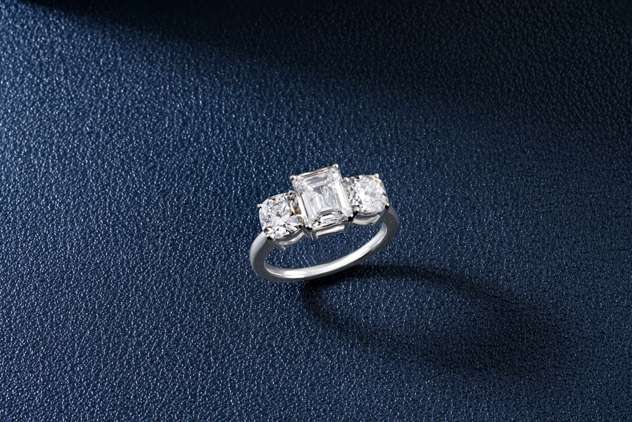 Elegant diamond floral ring
