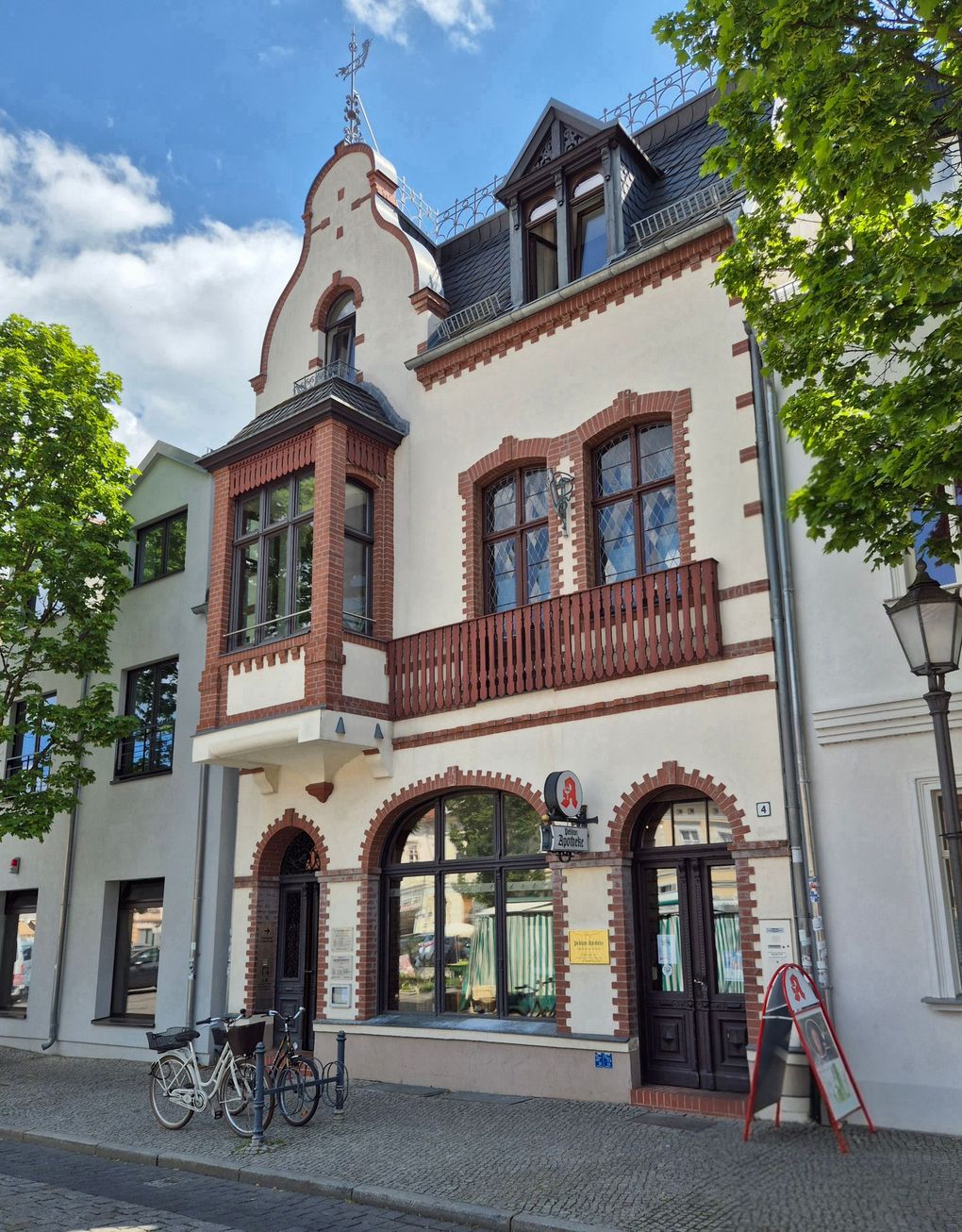 Ein großes Gebäude mit einem Balkon und davor abgestellten Fahrrädern