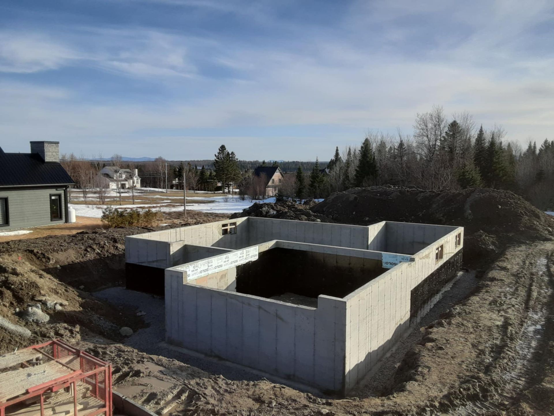 Fondation en béton pour une maison en construction, à l'extérieur par une journée ensoleillée.