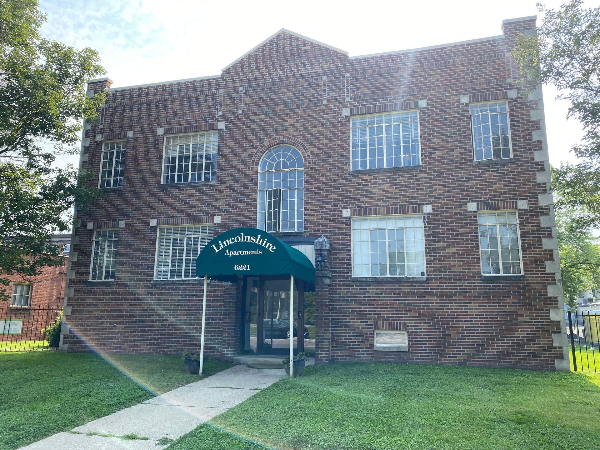 Exterior photo of Lincolnshire Apartments