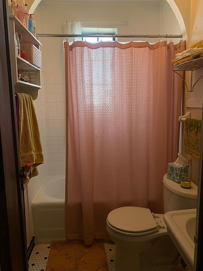 Bathroom photo in Lincolnshire Apartments