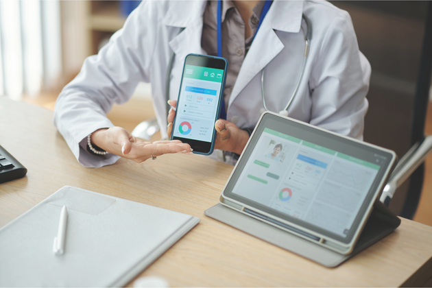 O médico está orientando o paciente sobre seu plano de tratamento