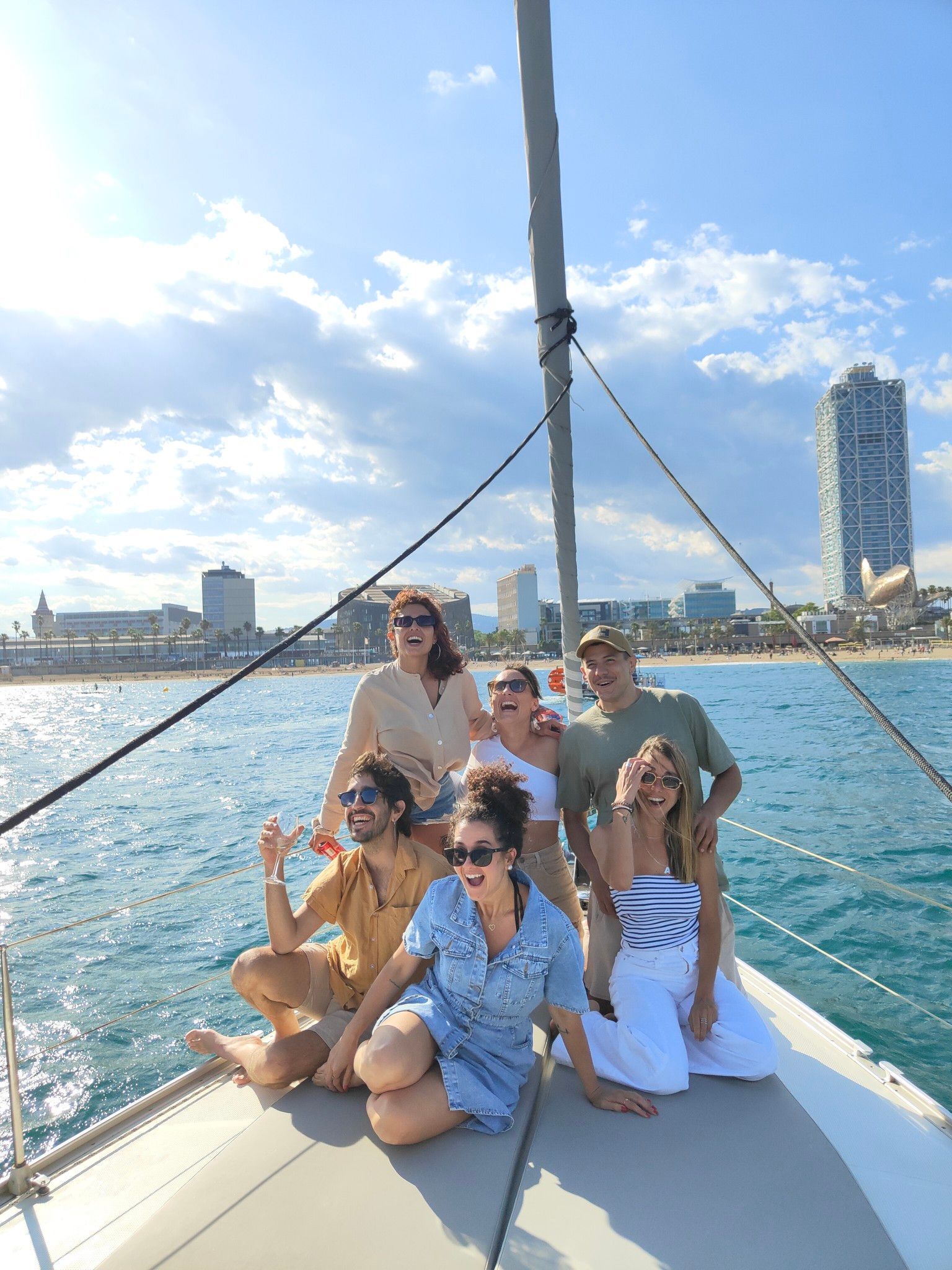 Un grupo de personas posa para una fotografía en un barco en el océano.