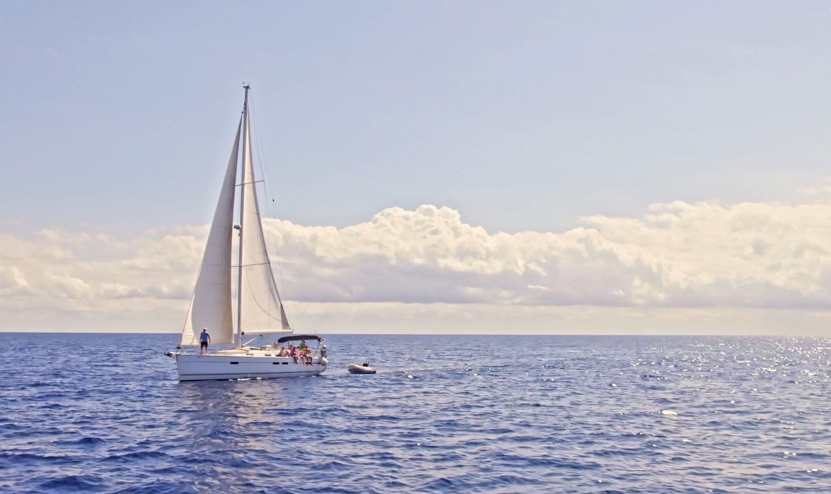 Un velero está flotando sobre una gran masa de agua.