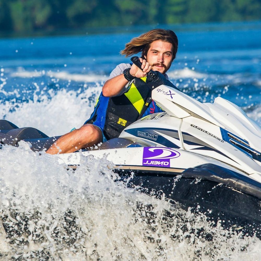 Un hombre conduce una moto acuática que dice