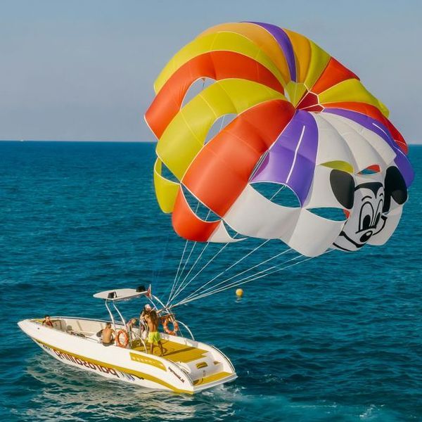Un barco con un paracaídas de Mickey Mouse adjunto.