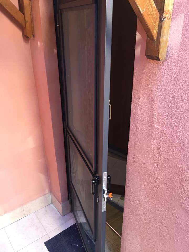 Porta nera blindata