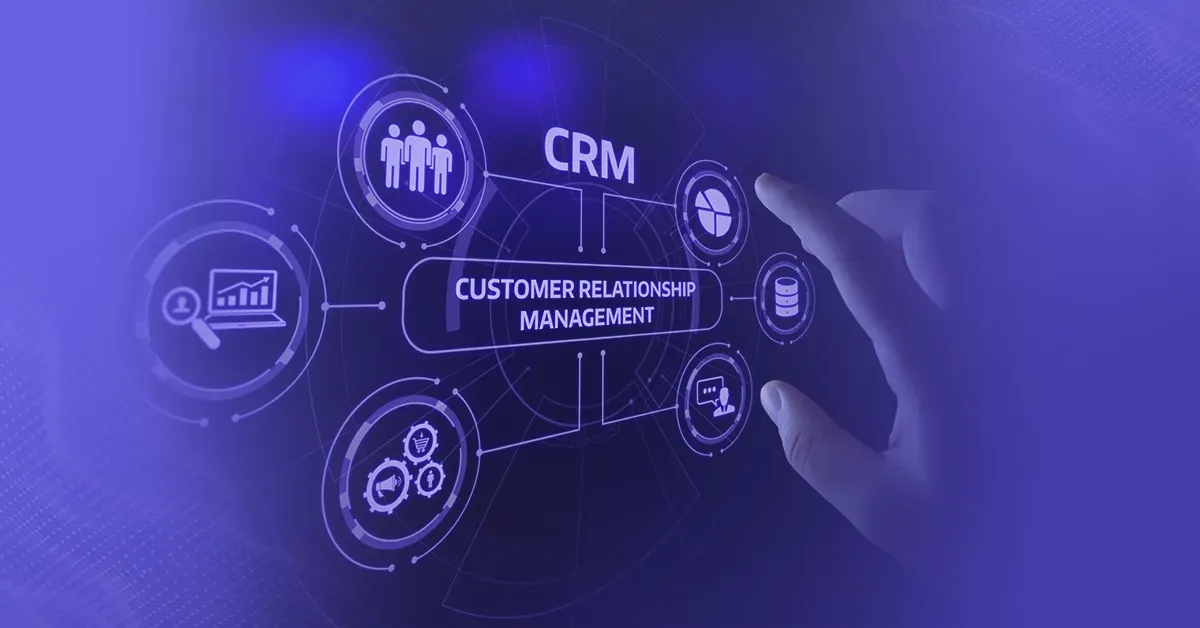 Uma pessoa está pressionando um botão em uma tela que diz crm.