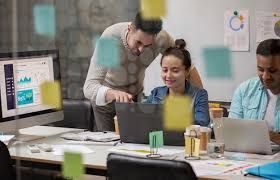 brifieng de agencia com pessoas em reunião