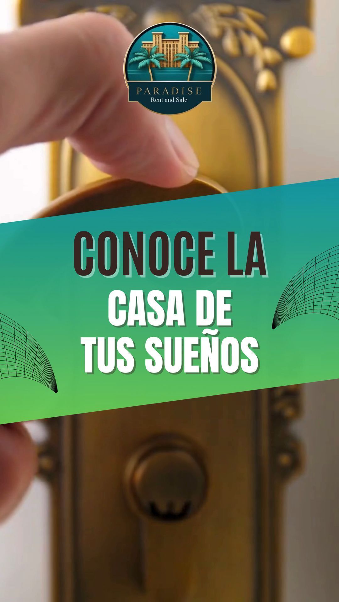 Mano abre una puerta con anuncio turquesa: “Conoce la casa de tus sueños”.