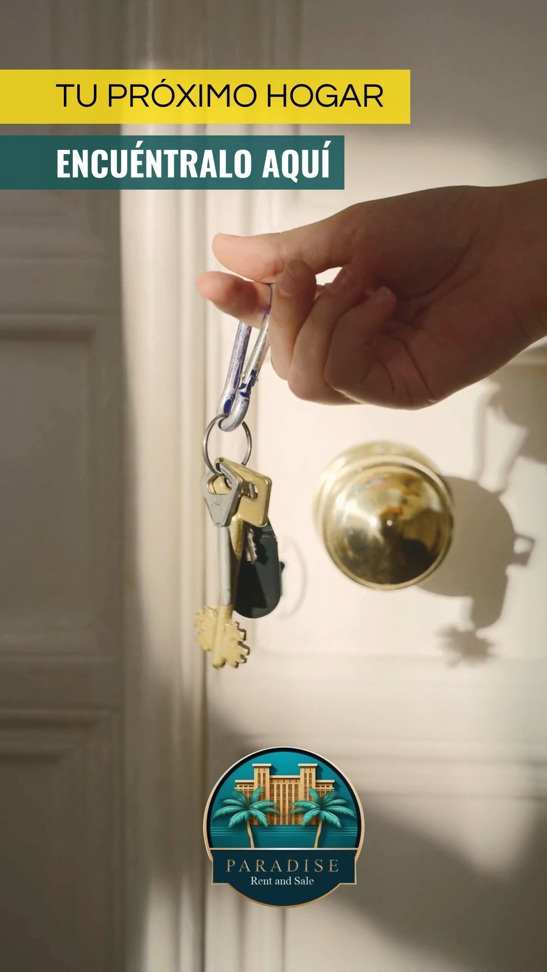 Hand holding keys at a front door with Spanish text: “Tu próximo hogar, encuéntralo aquí.”