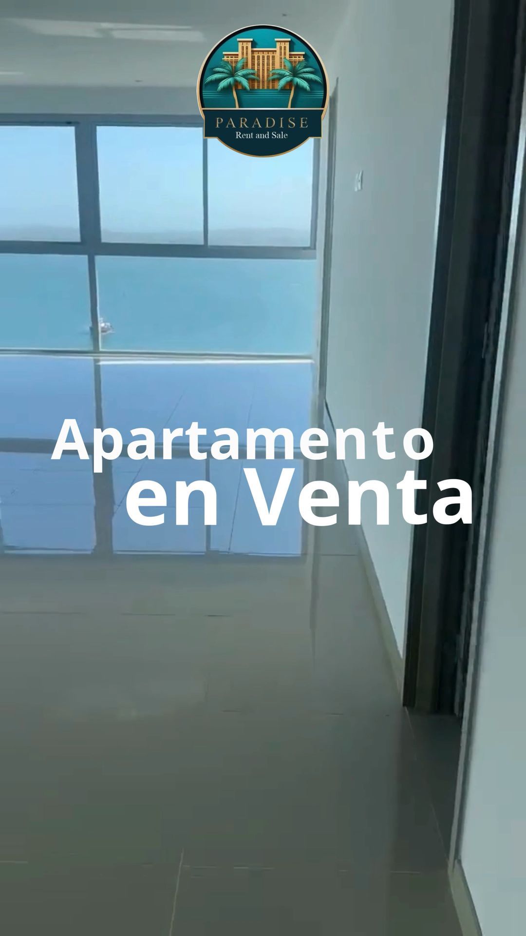 Apartamento en venta con vista a ventana y piso blanco en interior vacío.
