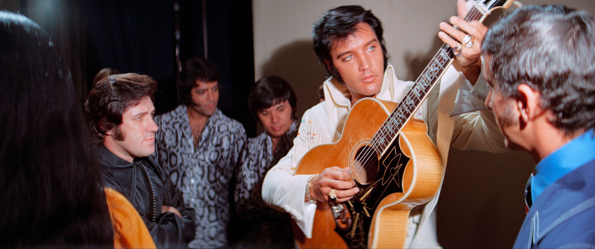 Elvis Backstage mit Gitarre