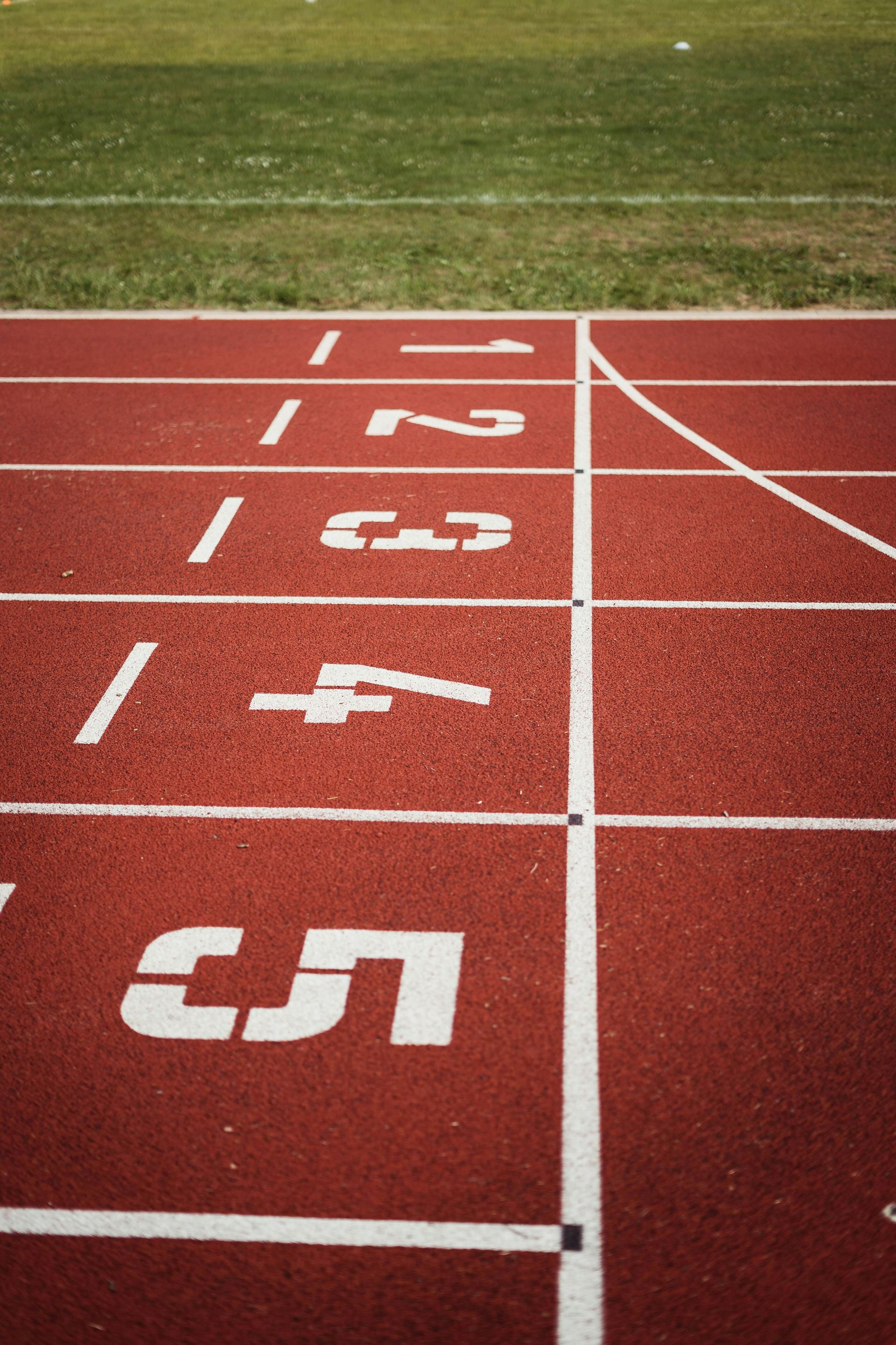 Une piste de course avec les numéros de 1 à 5 peints dessus