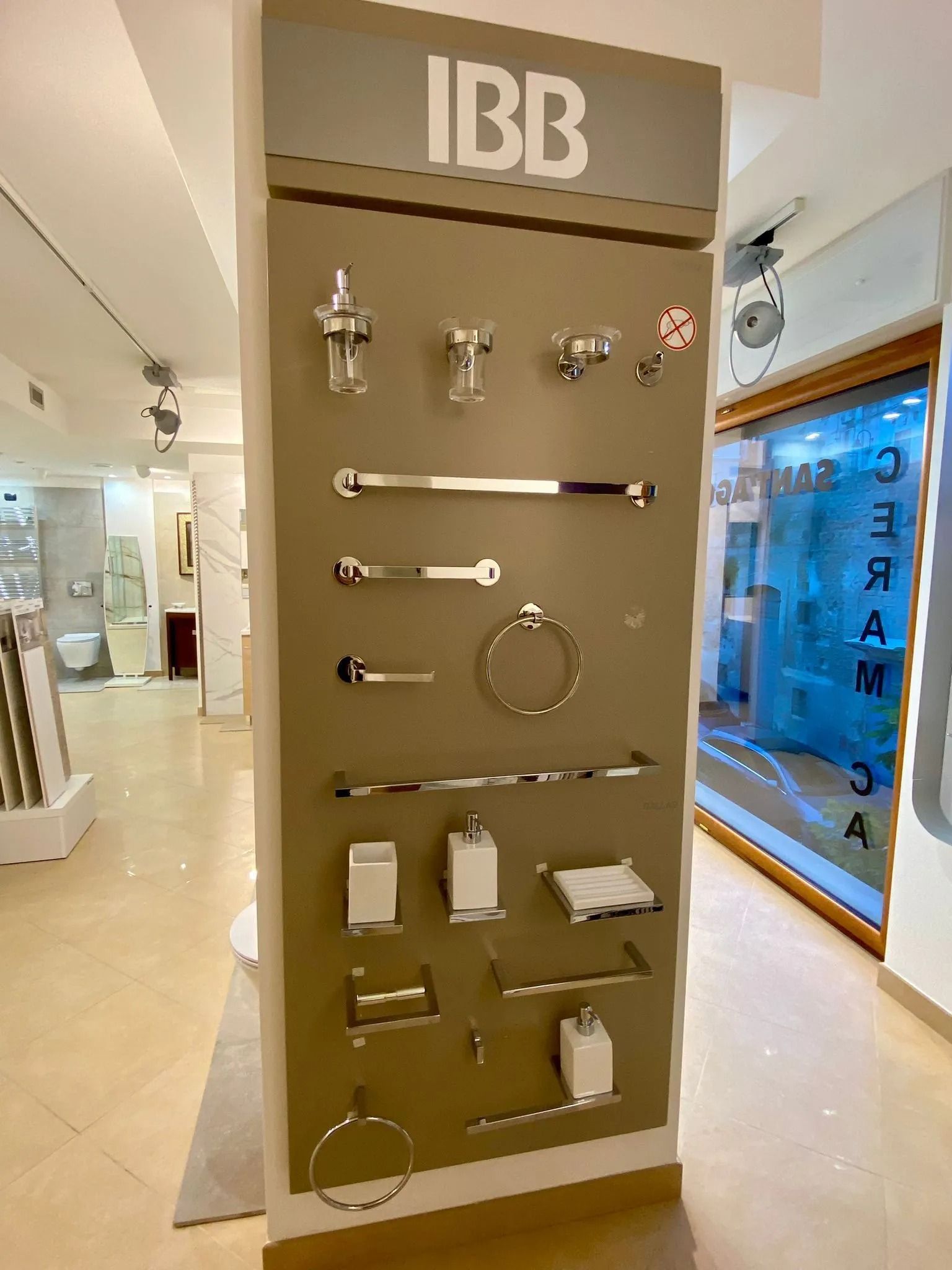 Pannello espositivo di sanitari, rubinetti, portasciugamani e accessori per il bagno in uno showroom.