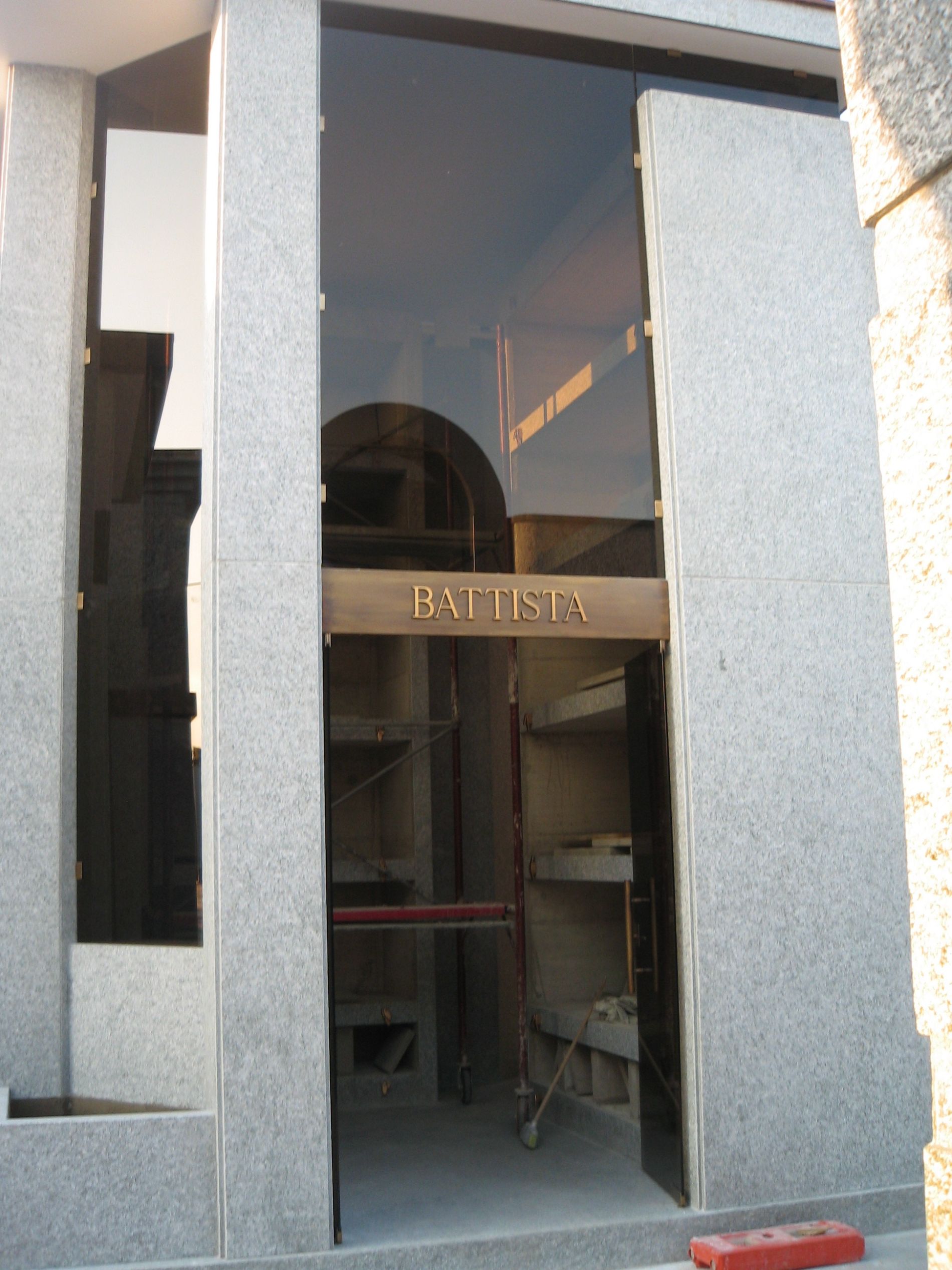 Ingresso di un edificio con porte in vetro e la scritta