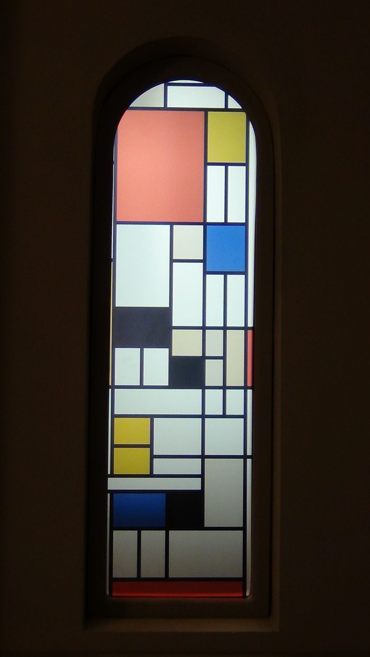 vetrata con inserti colorati