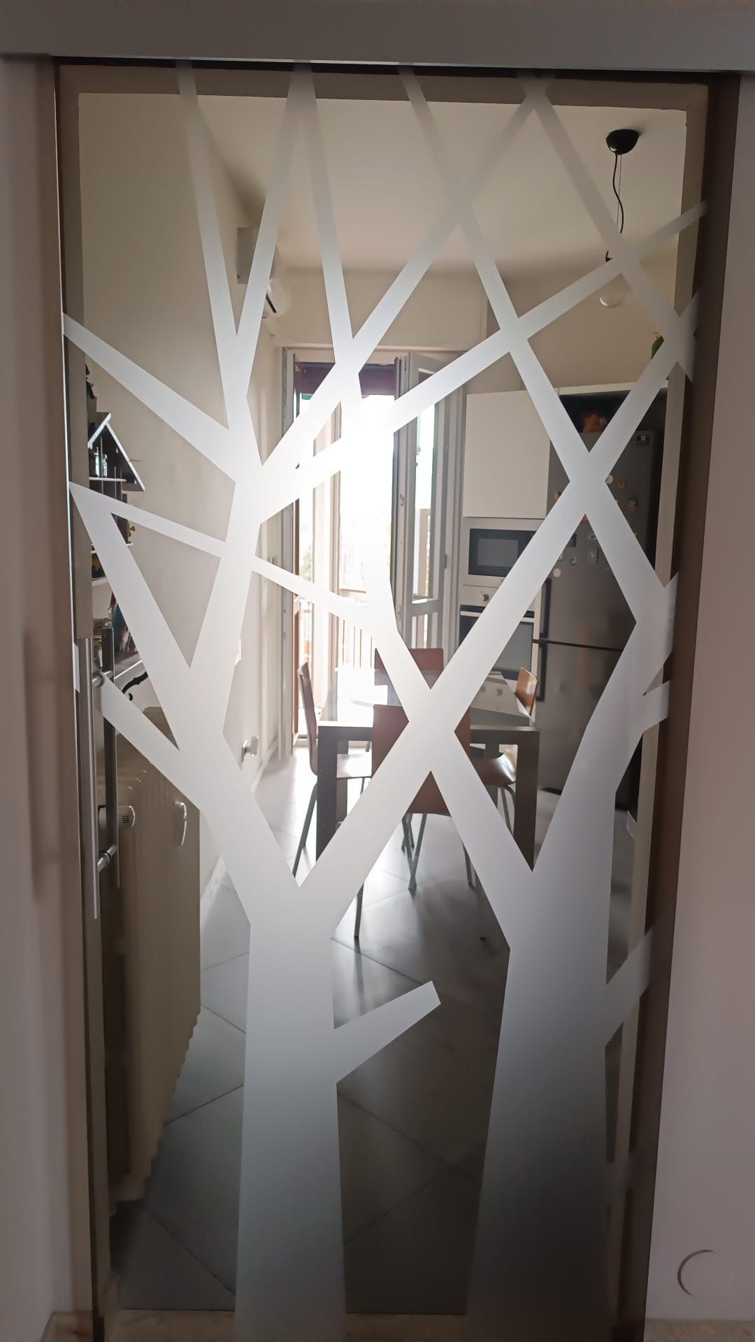 Porta scorrevole in vetro smerigliato con motivo a rami d'albero