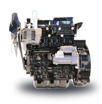 Moteur industriel noir et argent avec ventilateur et alternateur, sur fond blanc.