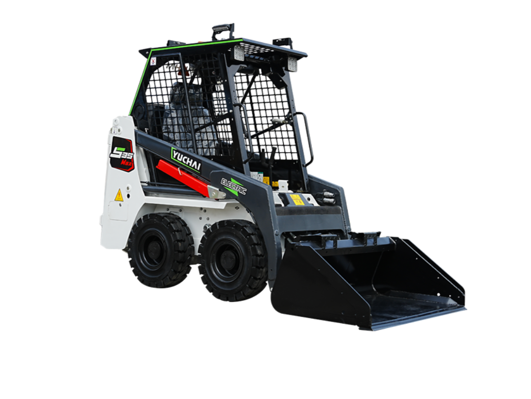 White and gray YUCHAI S35 skid-steer loader with a black bucket, on a white background.