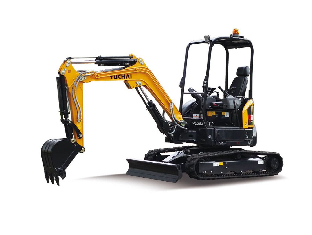 Mini-pelle Yuchai jaune et noire sur chenilles ; engin de chantier.
