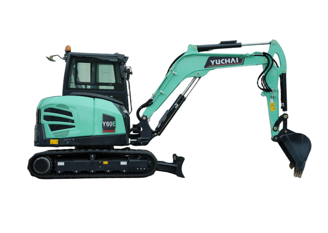 Pelle mécanique Yuchai verte sur chenilles noires, flèche et godet relevés.