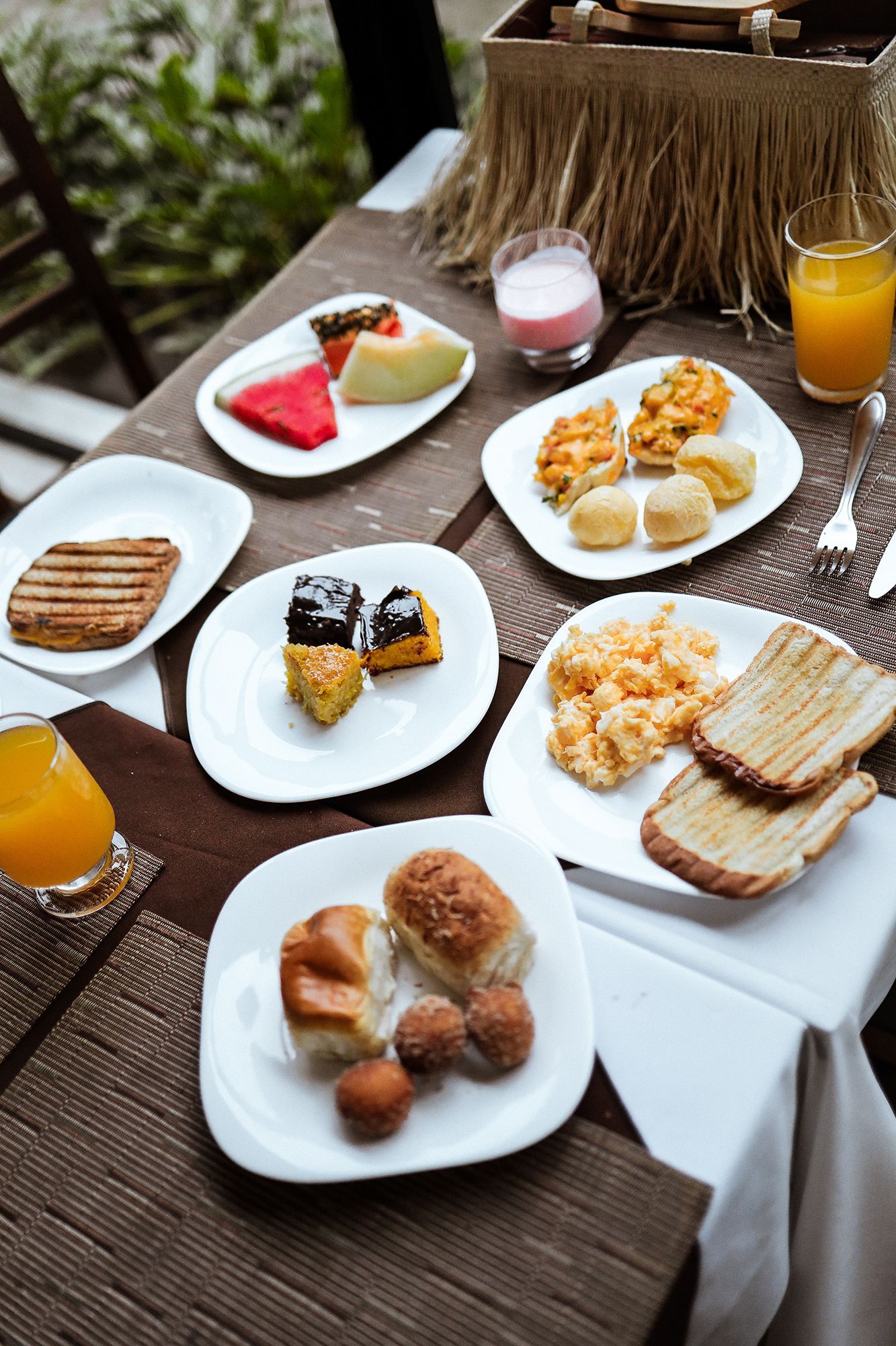 Uma mesa coberta com pratos de comida e bebidas.
