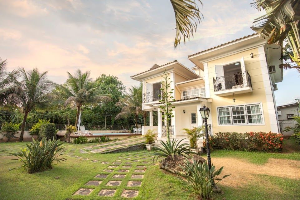 Uma grande casa branca com um gramado verdejante na frente