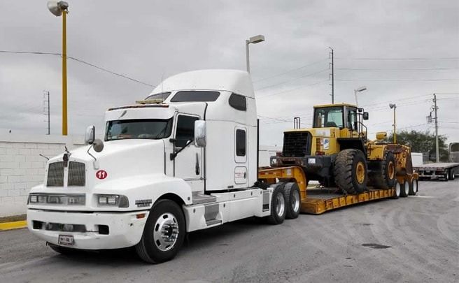 Transporte de maquinaria pesada en cama baja o lowboy en El Salvador