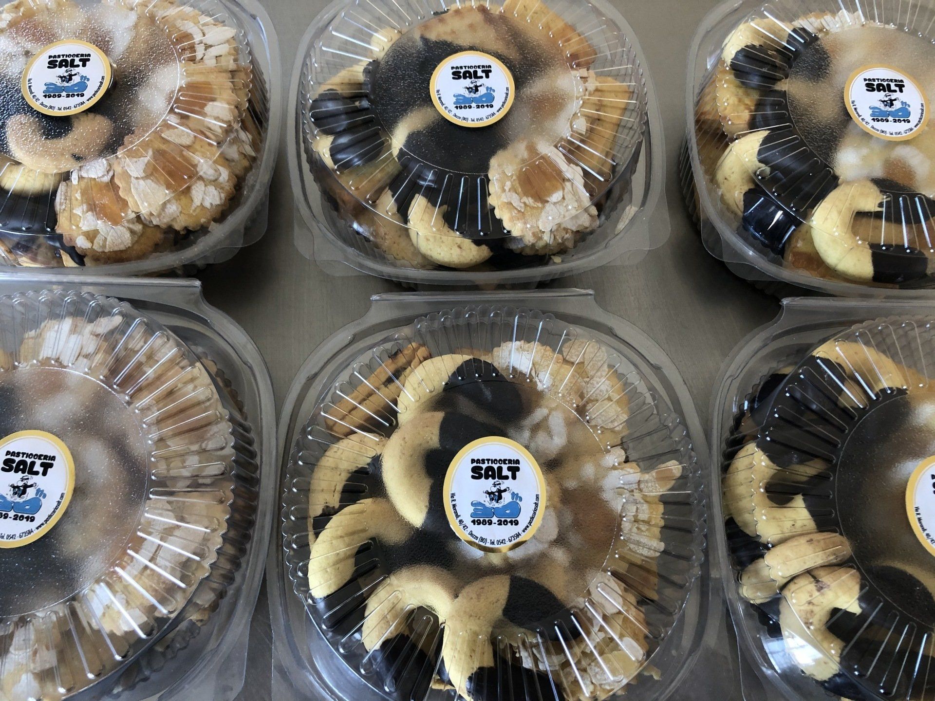 Contenitori di plastica trasparente contenenti biscotti assortiti.
