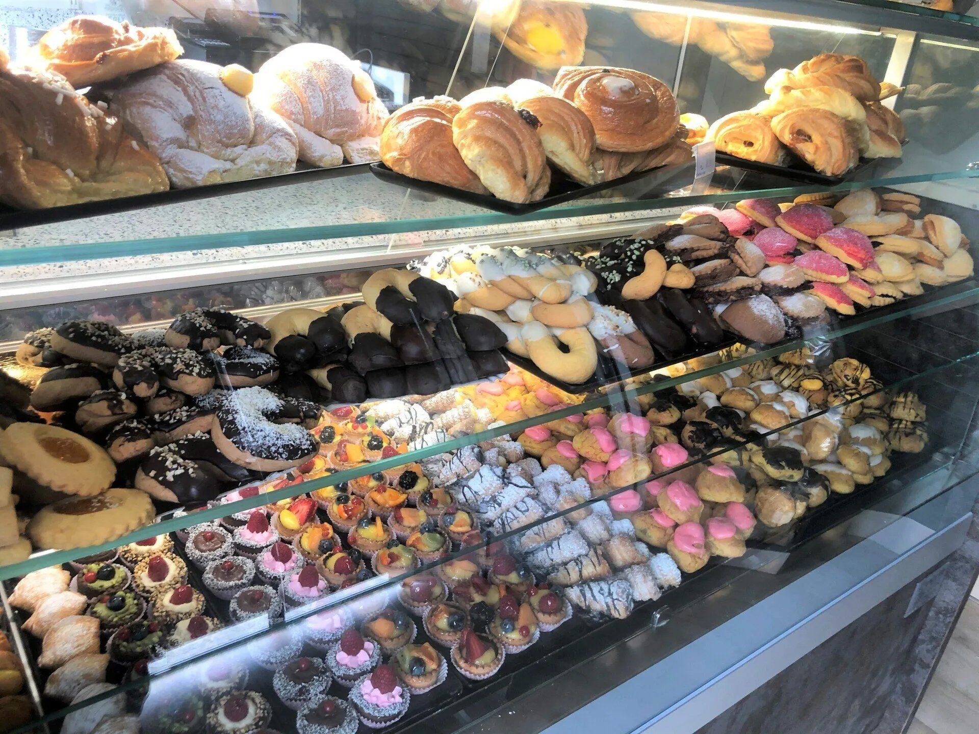 vetrina di una pasticceria con vari dolci